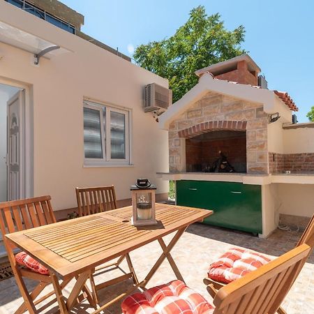 Apartmán Small Private House With A Terrace In Trogir Exteriér fotografie